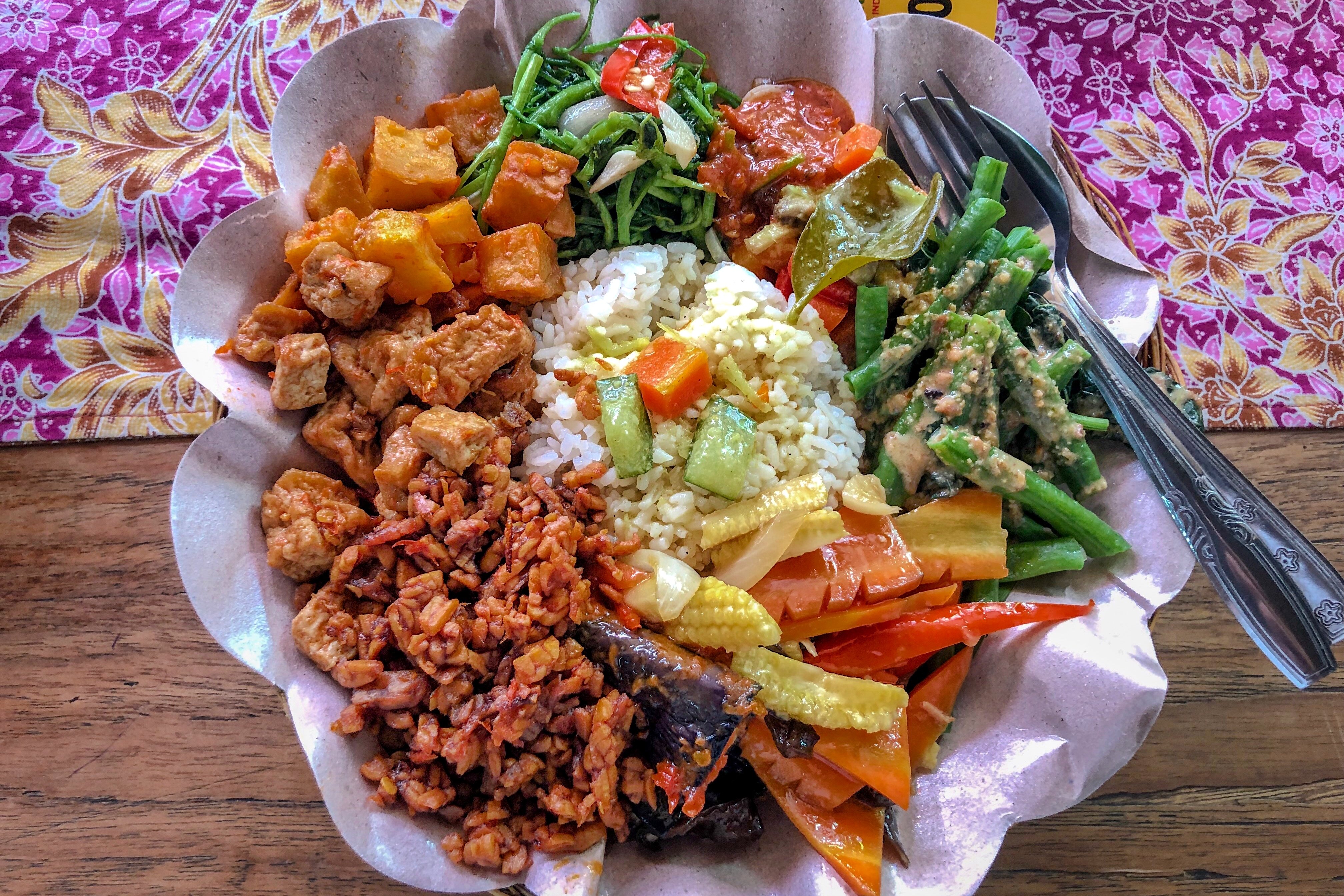 Warung local em Ubud com comida tradicional
